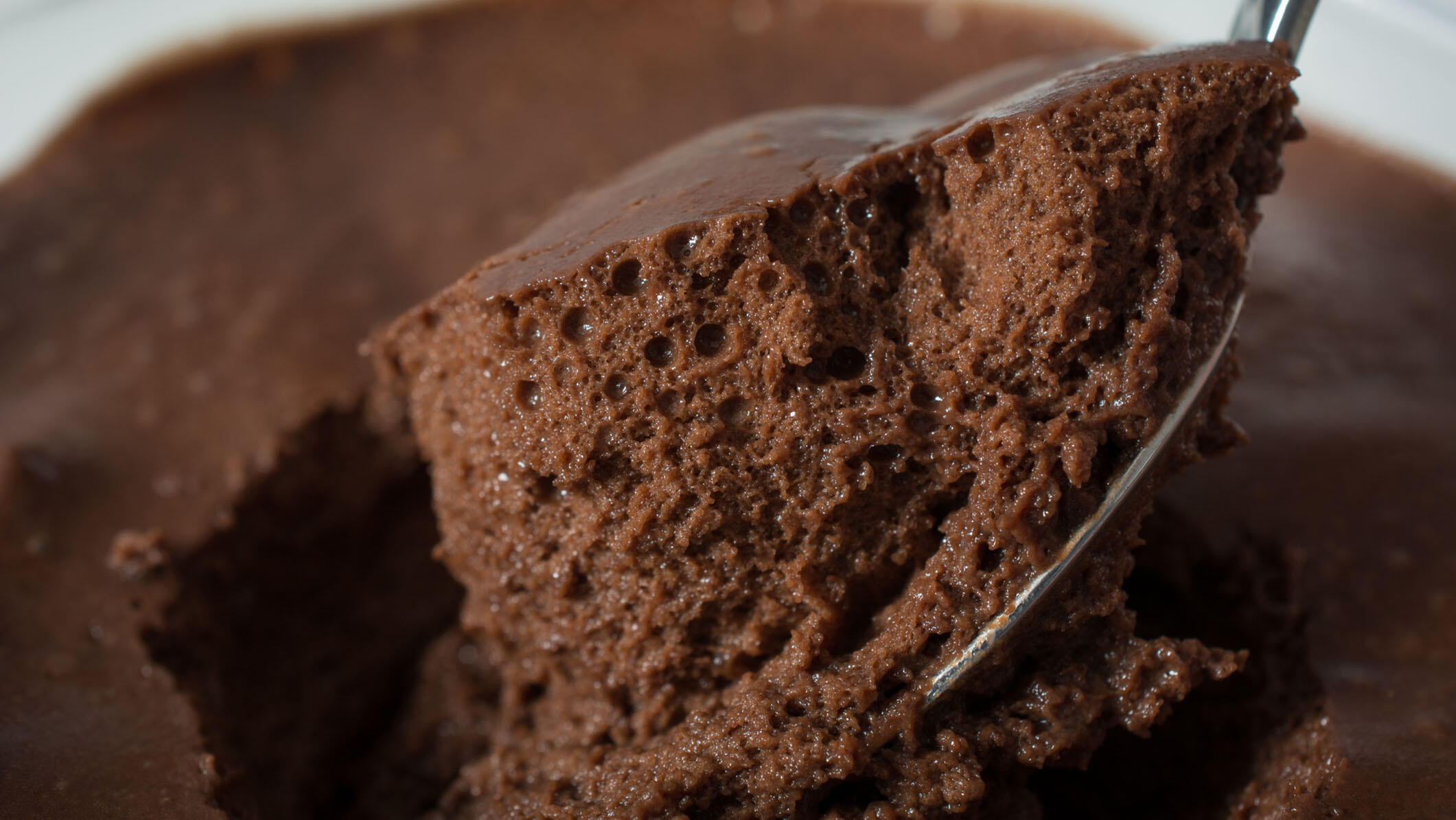 Her kaşığınıza Fransız dokunuşu getirecek: Kruvasan kırıntılı çikolatalı mus
